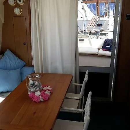 Boat & Breakfast Aldebaran Hotel na wodzie